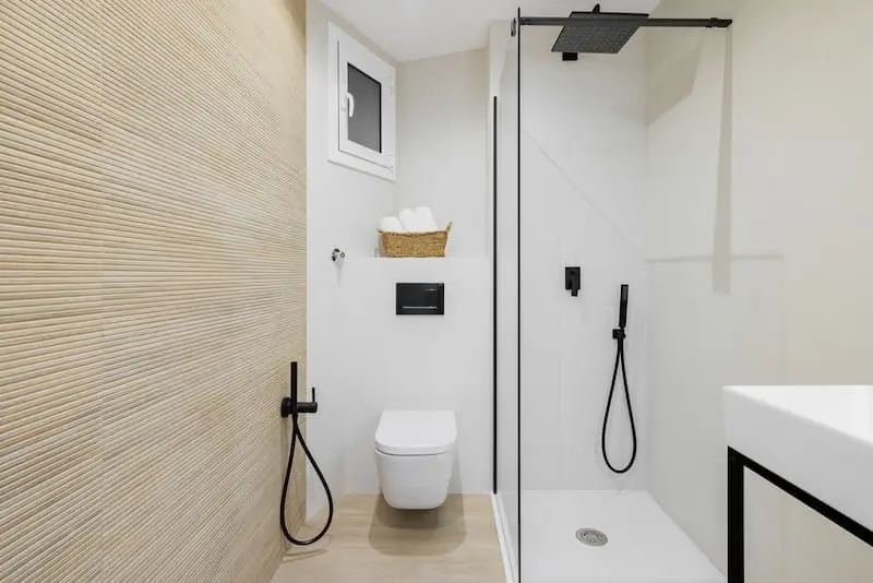 résultat rénovation salle de bain à Biarritz — douche de plain-pied et paroi vitrée fixe