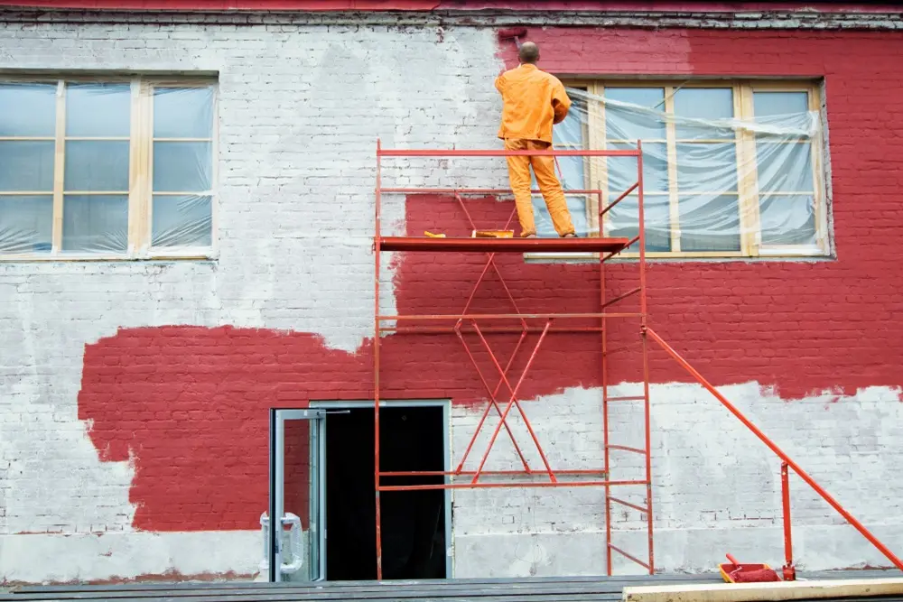 Pintura de fachada en Donostia — Reformas Ordoñez aplicación de pintura siloxánica en una fachada de edificio de Donostia