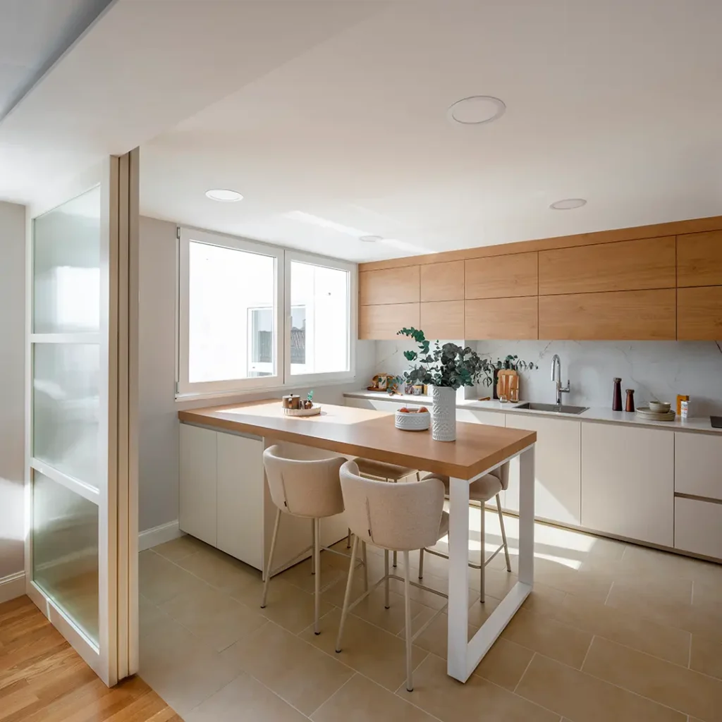 interlocuteur unique supervisant une rénovation de cuisine à Hendaye : chef de chantier coordonnant l'équipe travaux et le cuisiniste sur site