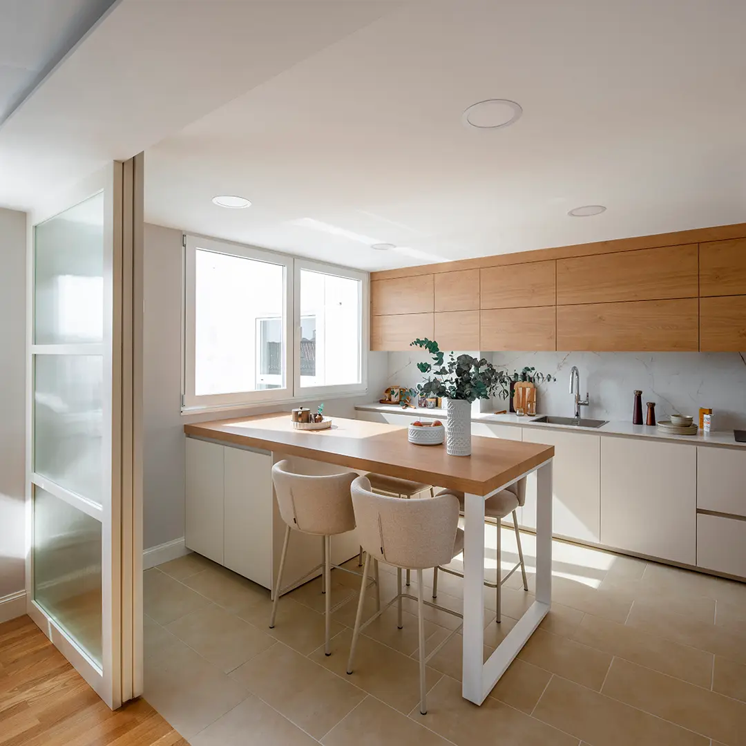 interlocuteur unique supervisant une rénovation de cuisine à Hendaye : chef de chantier coordonnant l'équipe travaux et le cuisiniste sur site