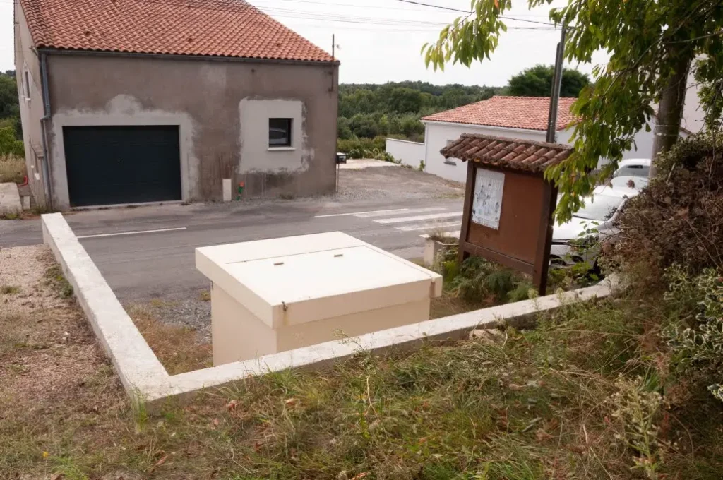 Murs de soutènement à Hendaye mur de soutènement rénové à Hendaye : mur de soutènement en pierre ou béton fraîchement renforcé, terrain en pente