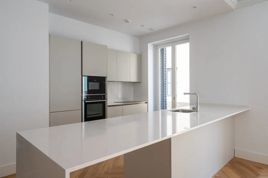 resultado reforma de cocina en Irún con la galería incorporada y cocina en paralelo