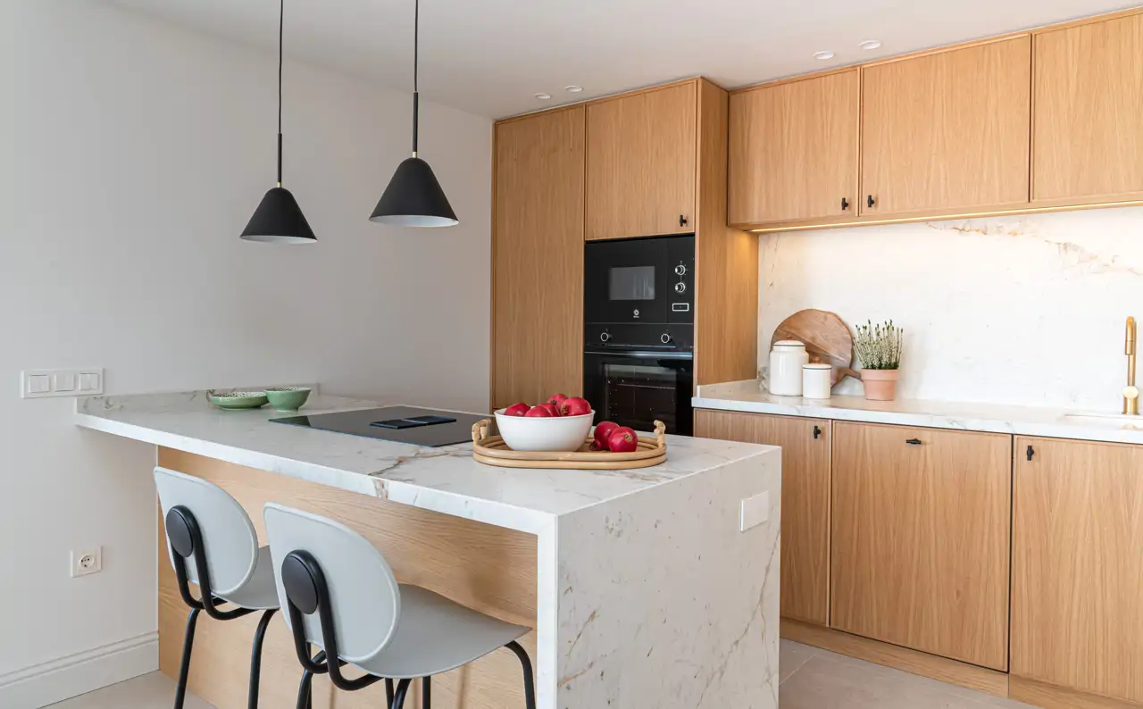 Résultat d'une pose de carrelage ou parquet à Hendaye — Reformas Ordoñez cocina renovada tras una reforma en Gipuzkoa, muebles hasta el techo y encimera de cuarzo con luz natural