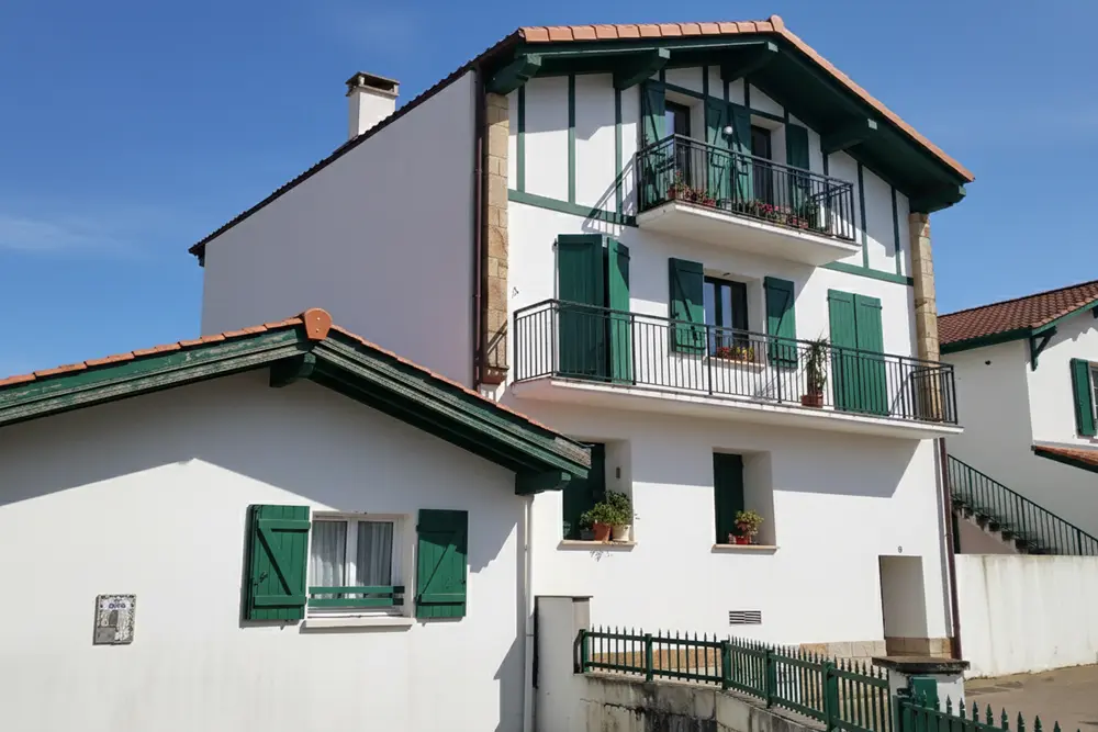 Ravalement de Façade à Biarritz — Reformas Ordoñez ravalement de façade à l'enduit à la chaux sur une villa du secteur protégé de Biarritz