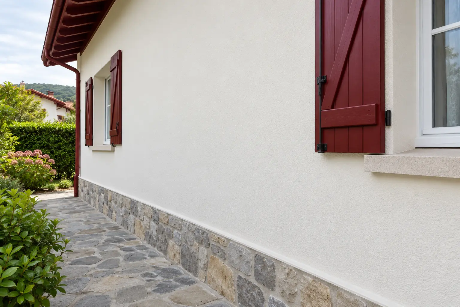 résultat rénovation intégrale à Biriatu : pièce de vie terminée avec isolation thermique et espaces redistribués, lumière naturelle