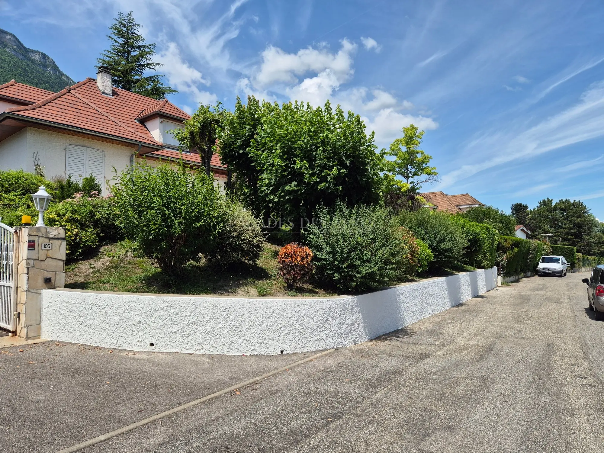 casa de Urrugne con terraza nueva, muro de contención de piedra y porche cerrado