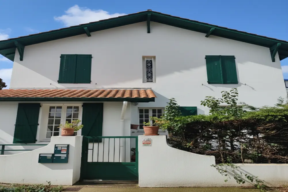ravalement de façade à Biarritz — Reformas Ordoñez