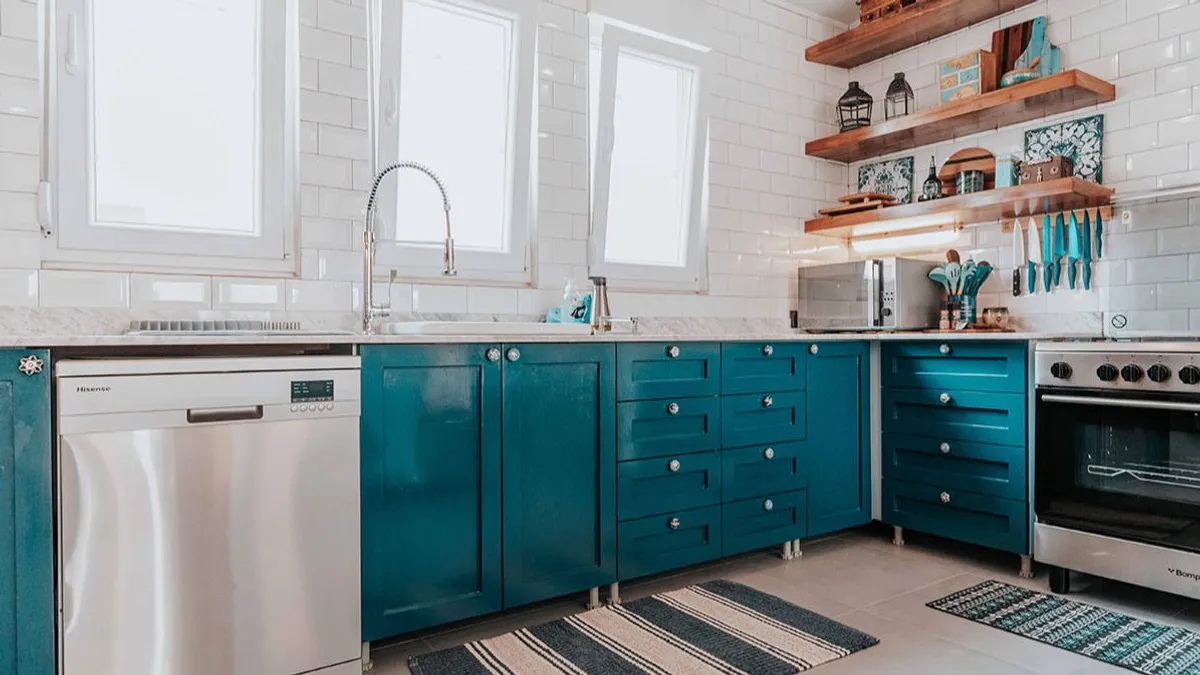 Cocina abierta al salón en Irún — Reformas Ordoñez cocina abierta al salón en un piso de Irún tras derribar el tabique, con barra y extractor
