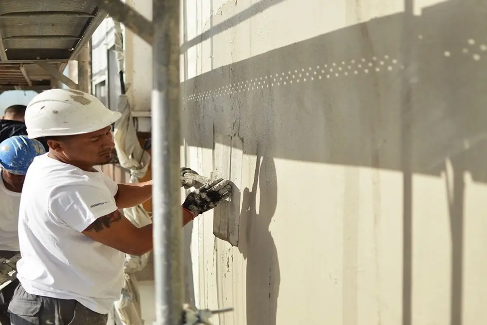 Préparation du support avant peinture à Biarritz — Reformas Ordoñez façade grattée et lavée avant mise en peinture à Biarritz