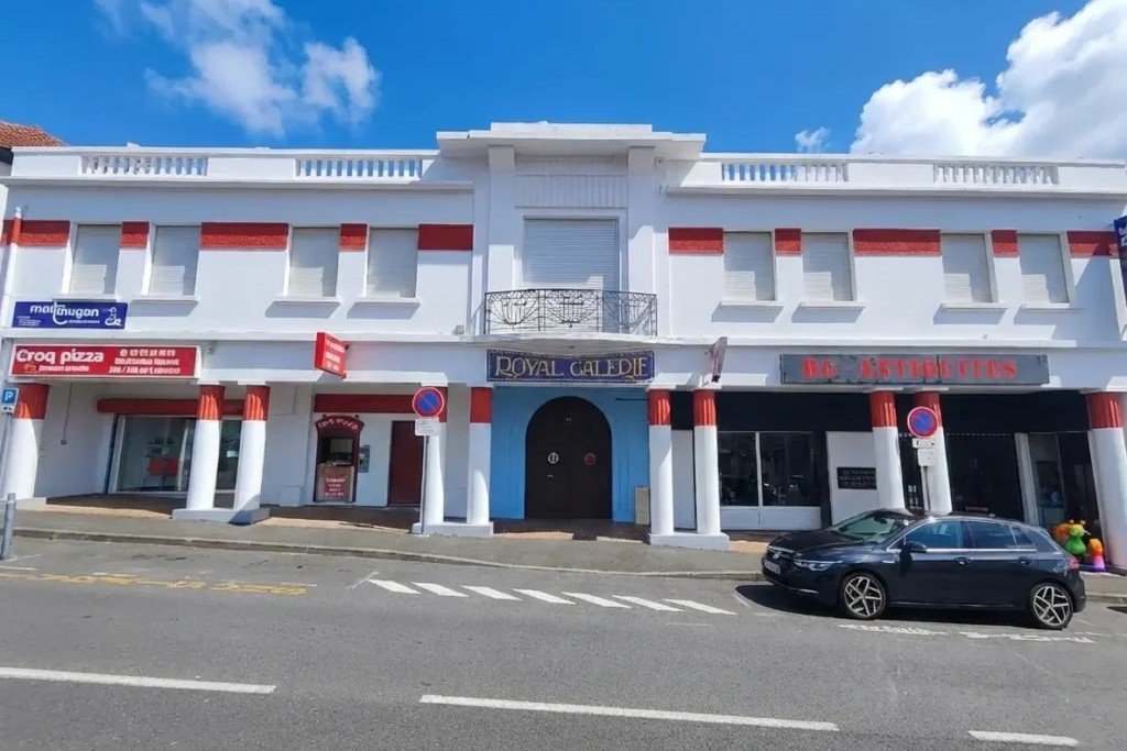façade ravalée avec enduit résistant aux embruns à Hendaye : façade de maison basque avec enduit neuf fraîchement appliqué, échafaudage encore en place