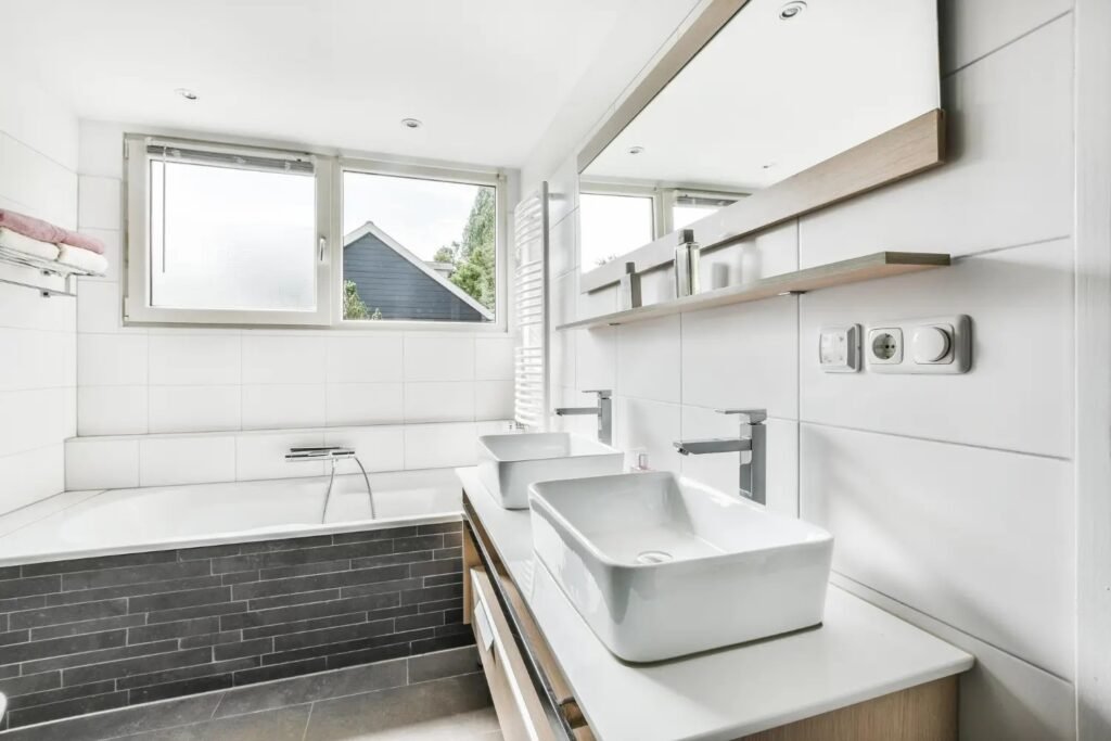 salle de bain rénovée dans le style de la maison à Guéthary : douche à l'italienne posée dans une salle de bain au style cohérent avec une maison de caractère