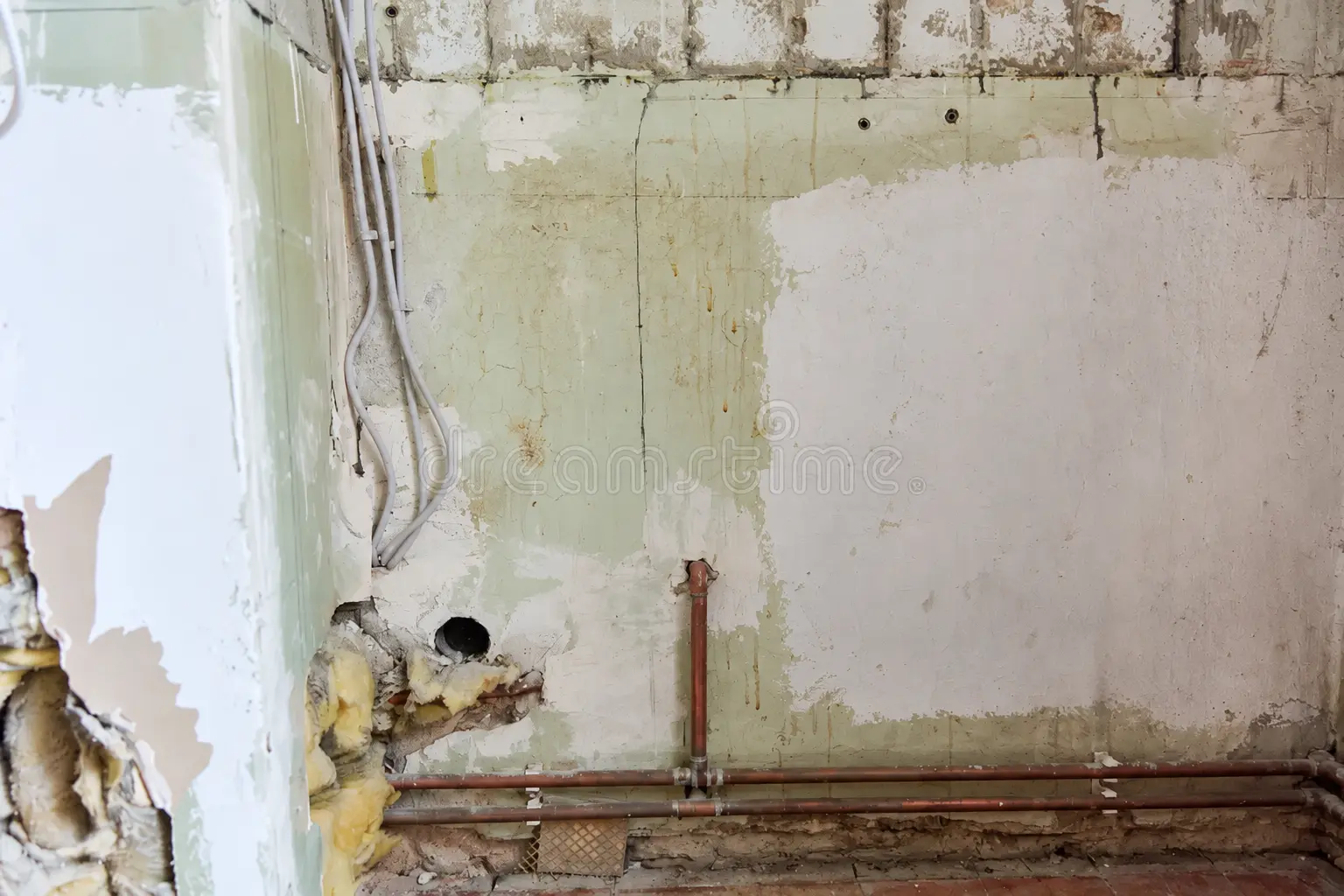 technicien diagnostiquant une fuite à Hendaye : technicien inspectant une canalisation ou un mur humide avant d'intervenir