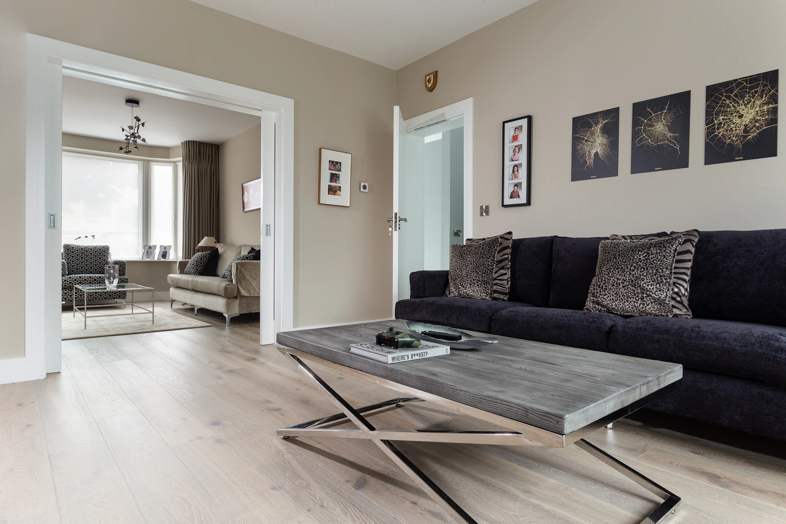 maison rénovée après travaux à Biriatu : intérieur de maison basque entièrement rénové, poutres apparentes conservées et sols neufs, lumière chaleureuse